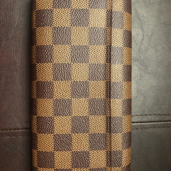 Authentic LV Sarah Wallet - Picture 8 of 8